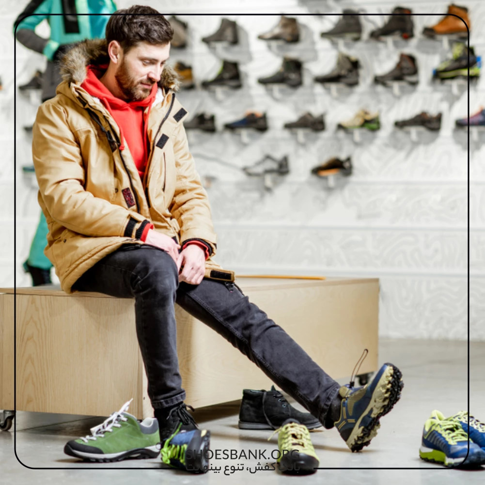 در زمان خرید کفش مردانه بایستید و کمی با کفش‌ها راه بروید